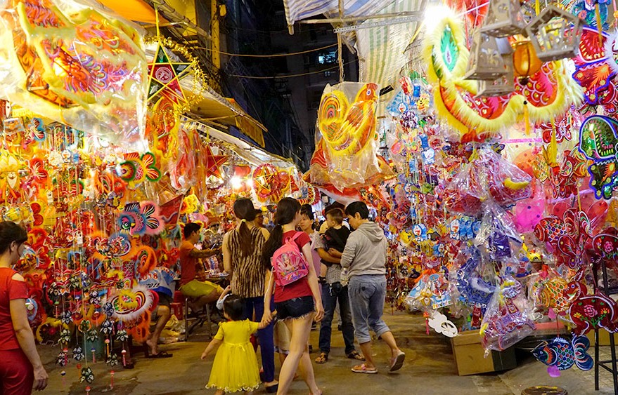 ron-rang-vui-tet-trung-thu-tai-khu-pho-den-long-noi-bat-giua-sai-gon-1