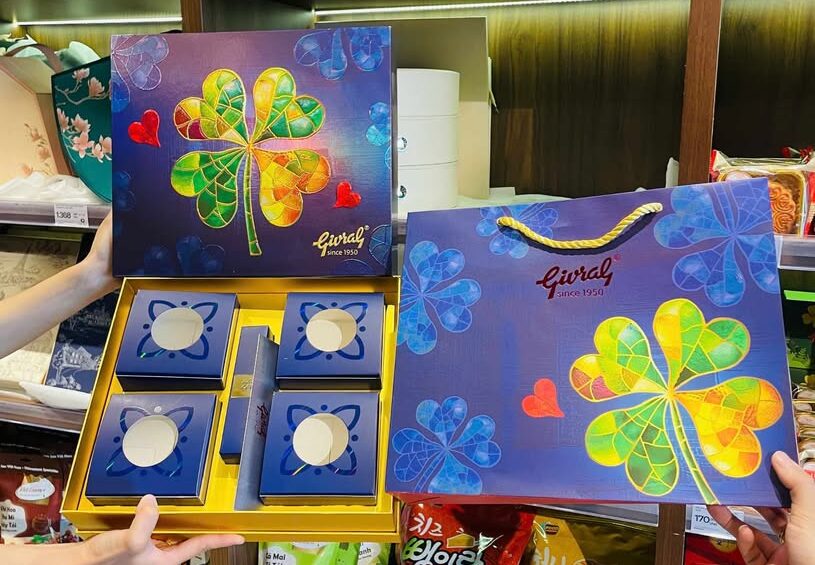 banh-givral-tang-khach-hang