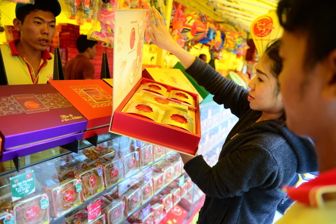 MÙt hÙp bánh trung thu có giá trên 1.000.000 Óng °ãc bán t¡i Công viên Lê ThË Riêng, Q.10, TP.HCM (£nh chåp chiÁu 22-8) - ¢nh: Quang Ënh